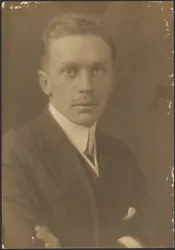 [Porträt eines Mannes mit dünnem Schnurrbart]