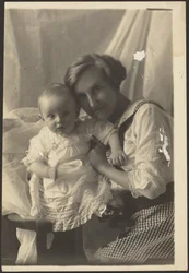 [Porträt einer Mutter im karierten Kleid mit Kind]