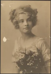 [Porträt einer Frau mit einem Blumenstrauß und Farn]