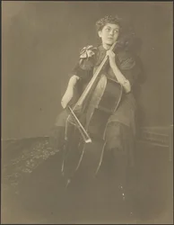 Porträt einer Frau, die Cello spielt