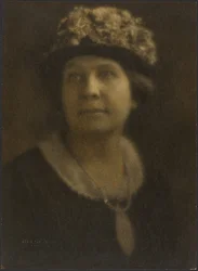 Porträt einer Frau mit Blumenhut