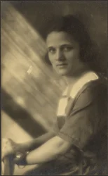 [Porträt einer Frau in strömendem Licht]