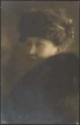 [Porträt einer Frau mit Pelzstola]