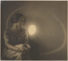 [Porträt einer Frau mit Lichtblitz und Ring]