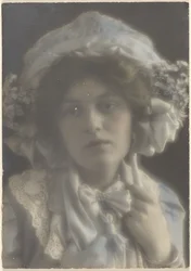 Porträt einer jungen Frau mit schickem Hut