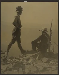 Zwei Männer, die in die Ferne schauen (möglicherweise Old Baldy Peak)