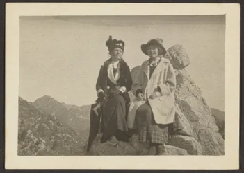 Zwei Frauen auf einem Felsen