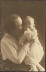 [Frau küsst ein Baby]