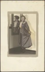 Frau und ihr Spiegelbild