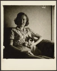 [Frau im Stuhl mit Katze]