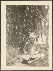 Frau im Kostüm im Garten