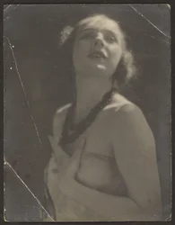 Frau mit Perlenkette