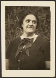[Frau mit Krawatte]