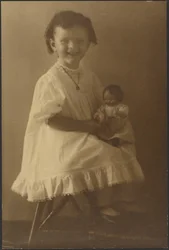Junges Mädchen mit Puppe