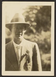 [Junger Mann mit Fedora]