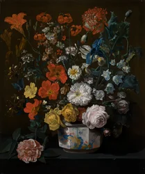 Blumen in einer Chantilly-Vase