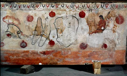 Ein Reiter und die verschiedenen Teile seiner Rüstung. Lukanisches Fresko aus dem 4. Jahrhundert v. Chr., aus der Nekropole von Paestum, Italien. Museo Nazionale Archeologico, Paestum