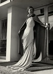 Modell im Abendkleid des Modehauses "Graldi"