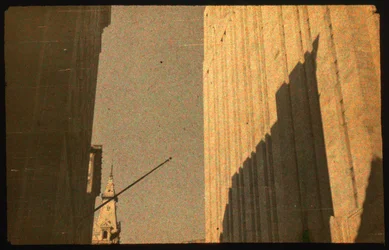 Farbfotografie von Stadtgebäuden mit Autochrome Lumière und einer 35-mm-Kamera vor...