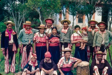 Guatemaltekische Dorfbewohner in traditioneller Kleidung posieren für ein Gruppenporträt in Todos Santos