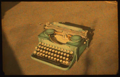 Stillleben-Farbfotografie einer Schreibmaschine, aufgenommen mit Autochrome Lumière und einer 35-mm-Kamera...