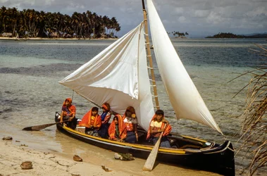 Frauen mit goldenen Nasenringen des Cuna-Stammes von Mulatas alias San-Blas-Inseln paddeln und s...
