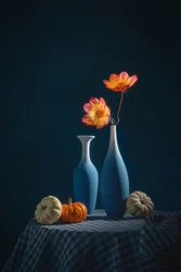 Herbstdahlien und blaue Vasen