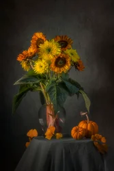 Herbstsonnenblumen und Kürbisse