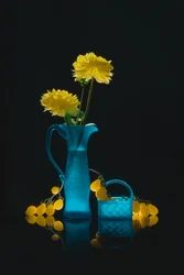 Blaues Glas gelbe Blüten