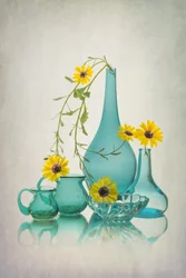 Blaues Glas gelbe Blumen