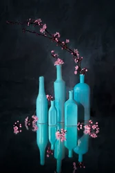 Blaue Vasen, rosa Blüten