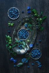Heidelbeeren auf Silber