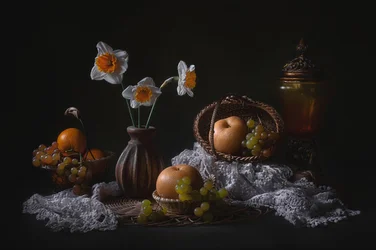 Fruchtstillleben mit Narzissen