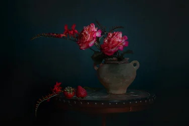Dunkles Blumenstillleben
