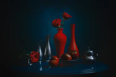 Elegantes Stillleben mit roten Rosen
