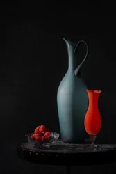 Elegante Vasen und Himbeeren