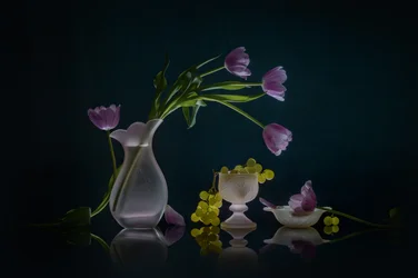Leuchtende Tulpen und Trauben