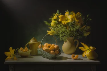 Goldene Lilien und Aprikosen