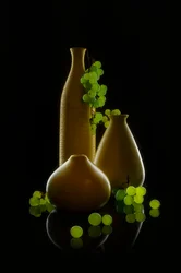 Goldene Vasen Grüne Trauben