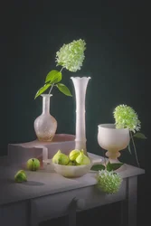 Grüne Feigen, rosa Vasen