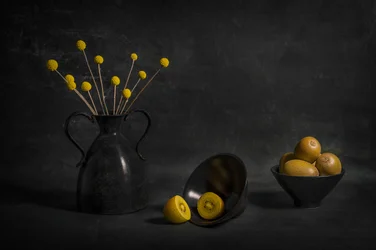 Stimmungsvolle goldene Kiwi und Blumen