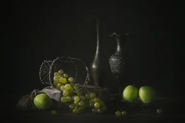 Stimmungsvolle Trauben und Äpfel