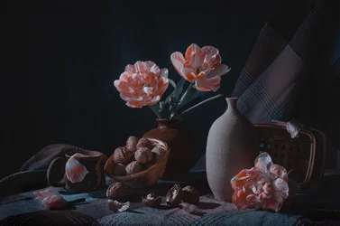 Stimmungsvolles Stillleben mit Tulpen
