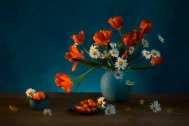 Stimmungsvolles Stillleben mit Tulpen und Gänseblümchen