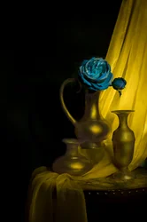 Opulentes Stillleben mit blauen Rosen