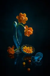 Orange Blüten Blaues Glas