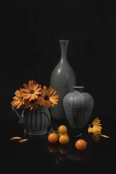 Stillleben mit orangefarbenen Blumen