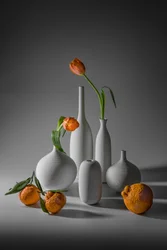 Orangefarbene Tulpen und Mandarinen