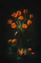 Stillleben mit orangefarbenen Tulpen