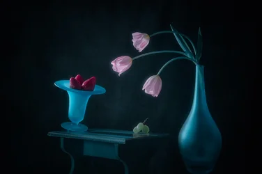 Rosa Tulpen und Erdbeeren